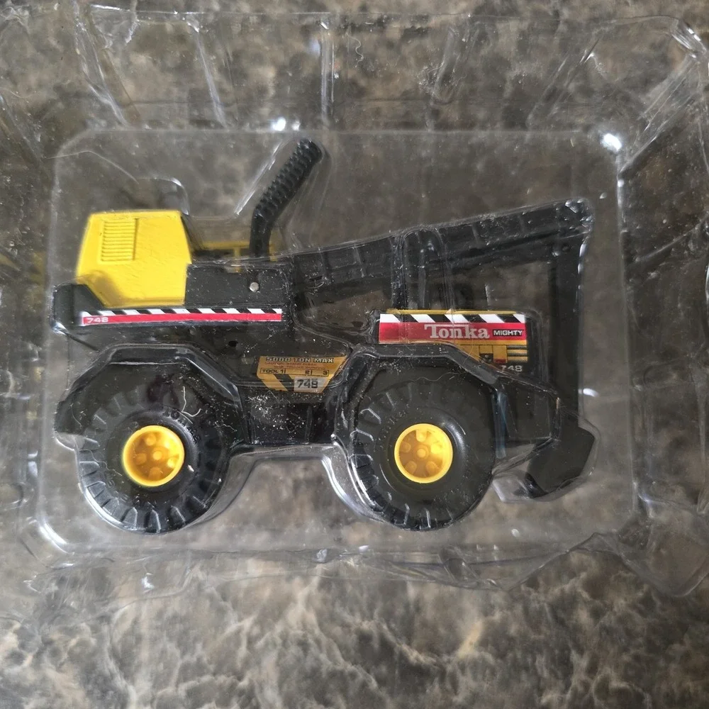 Hasbro/Maisto Tonka Mighty 768 Dump‎ Truck/ 750 Swivel Bucket Crane